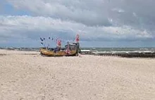 Morze Bałtyckie. Polska. Plaża i kutry rybackie.