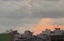 Hezbollah atakuje Izrael rakietami z Libanu.