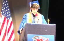 Absolwent szkoły średniej wygłasza poruszające przemówienie po pogrzebie ojca.