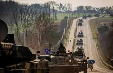 Kolumna armii holenderskiej jedzie przez Polskę na Litwę