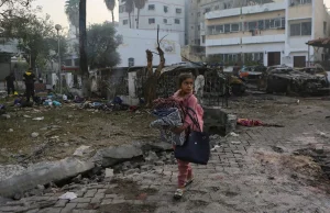 Co spadło na szpital w Gazie? Obie strony uprawiają propagandę, ale zdjęcia i na