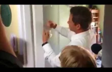 Rafał Trzaskowski naprawia drzwi taśmą klejącą !