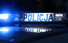 Pijany policjant volkswagenem uderzył w latarnie i samochód. Wiózł dziecko