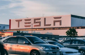 Electrek: Tesla zwolni ponad 14,000 pracowników. Tak kryzys trawi branżę elektry