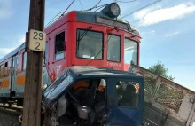 Nie żyją dwie osoby. Bus wjechał pod pociąg POLREGIO