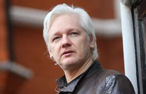 Julian Assange wychodzi na wolność
