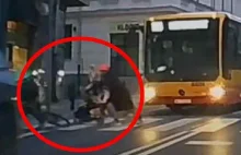 Rowerzysta wjechał w małe dziecko. Omijał autobus przepuszczający pieszych.