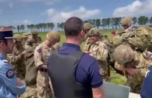 Brytyjscy spadochroniarze na odprawie paszportowej