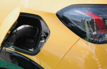 Politycy PO chcą rewizji zakazu aut spalinowych. To grozi tworzeniem "przepaści"