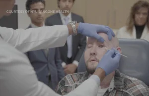USA. Lekarze przeszczepili pacjentowi całe oko