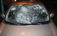 26-latek zaatakował auto. Kierowca podwiózł go na komisariat