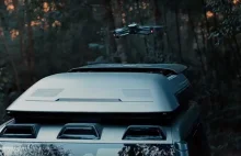 Auta z dronem na dachu