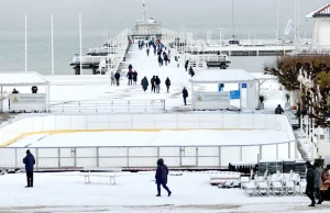 Trwa montaż lodowiska przy sopockim molo! Wiemy, od kiedy będzie dostępne [FOTO]