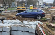 Warszawa. Samochód niczym święta krowa na środku placu budowy.
