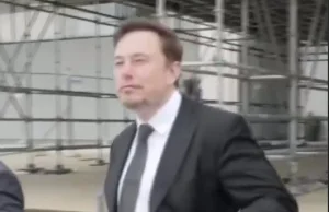 Elon Musk nie odpowiada Sky News na pytanie odnośnie Starlinka na Ukrainie.