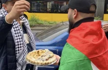 Mężczyźni z palestyńskimi flagami rozdają słodycze, aby uczcić atak na Izrael