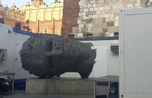 Słynna rzeźba zasłonięta toaletą. Kolejny skandal z igrzyskami w Krakowie