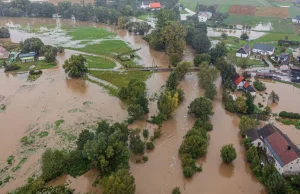 Rekordowy poziom Nysy Kłodzkiej. Woda wdziera się do kamienic