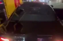 Brutalna kolizja tramwaju z czarnym w audi Warszawie