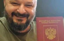 Właściciel studia tatuażu w Krakowie pozuje do zdjęcia z ruskim paszportem