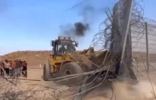 Forsowanie płotu na izraelskiej granicy przez Palestyńczyków.