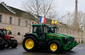 Francja: Chcą dymisji prezydenta. Rolnicy wtargnęli na targi w Paryżu