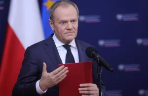 Tusk wyprzedził Morawieckiego. "Miało być skromnie, a jest z rozmachem"