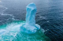 Koleś sfotografował górę lodową w bardzo specyficznym kształcie.