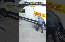 Kurier usiłuje odebrać paczkę ze sklepu, który jest zamknięty.