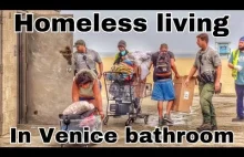 Bezdomni w Los Angeles żyją w toaletach publicznych.