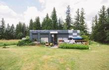 Nielegalny kontener zadomowił się na górskiej łące.