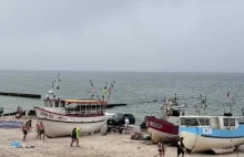 Warszawski trójpedalarz wjeżdża ałudi do morza.