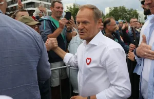 Donald Tusk mówi, że wszystko idzie dobrze. W tle piosenka "Idziemy na dno"