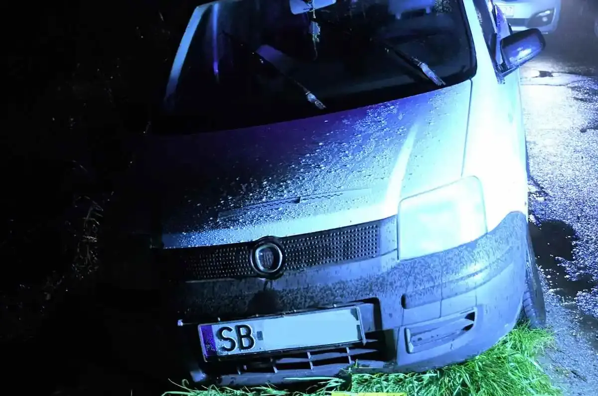 Z przodu "SB", z tyłu "KWI". Porzucona na poboczu Panda skrywa tajemnicę