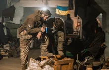 Ukraina: rok po wycofaniu się z Azowstalu większość jego obrońców jest w niewoli