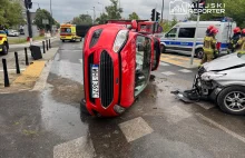 Zapieprzający sportowym autem w mieście bandyta doprowadził do poważnego wypadku