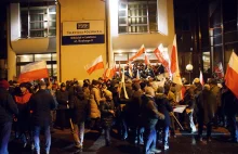 Wieczorny protest przed siedzibą TVP3 Lublin.