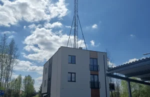 16 metrowa antena na 12 metrowym budynku mieszkalnym