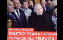 Jarosław Kaczyński ze swoimi ludźmi skanduje "wolne media!" w siedzibie TVP