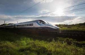 Morawiecki: Nastąpi obniżenie cen biletów kolejowych