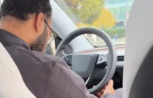 Znalazł pracę marzeń. Śpi w niej. Do tego za kierownicą...