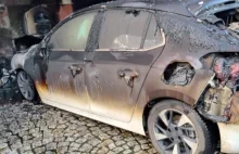 Elektryczny Opel wybuchł w garażu, choć nie był podłączony.