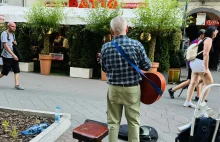 Schorowany senior gra na gitarze na ulicach Katowic. Zbiera na leki