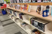 Puste półki w kanadyjskich szkolnych bibliotekach w imię odgórnej dyrektywy.