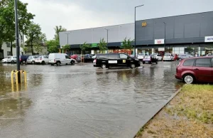 Zalane torowiska. Przez Wrocław przechodzi nawałnica. [ALERTY MPK] - MiejscaWeWr