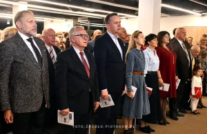 Patriotyczne śpiewy w Piotrkowie. Na widowni elita, szyk i styl - Gazeta Trybuna