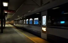 Maszynista pociągu podaje sygnał A 1 na stacji