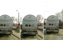 Cysterna staranowała szlaban i zatrzymała się na torach. Nagranie