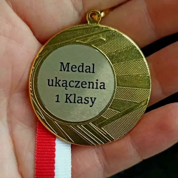 Wpadka szkoły. Uczniowie dostali medale za "ukączenie" pierwszej klasy