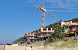 Wielki apartamentowiec powstaje na samej plaży.